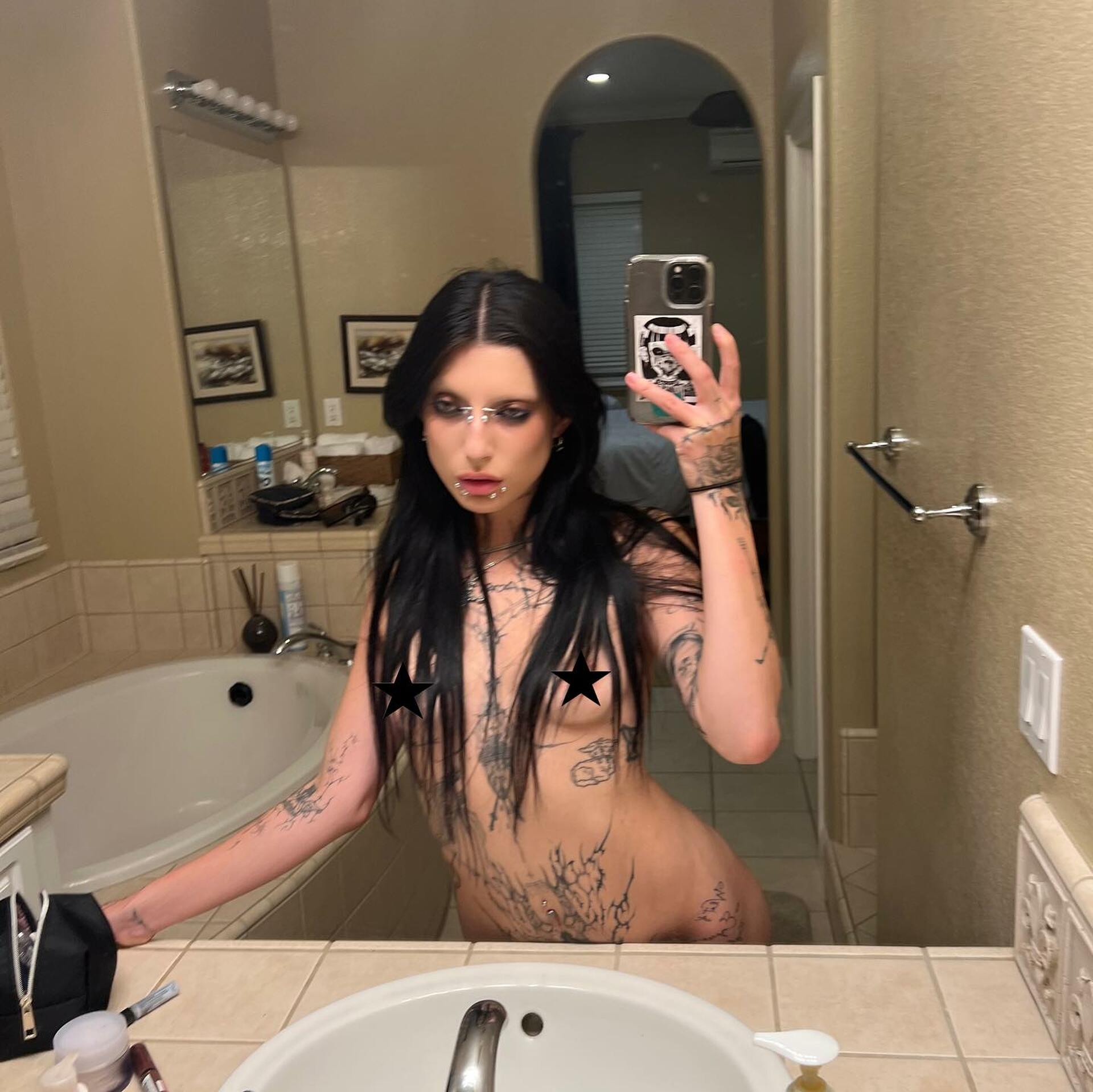 DeathbyRomy / toxicbleubeautyvip Nude OnlyFans Leaks 6